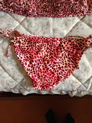 Bikini rosa con volantes