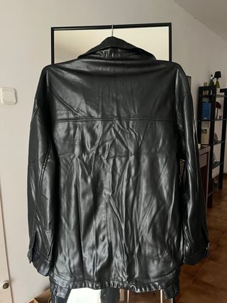 Sobrecamisa efecto cuero oversize Wet Seal