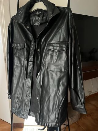 Sobrecamisa efecto cuero oversize Wet Seal