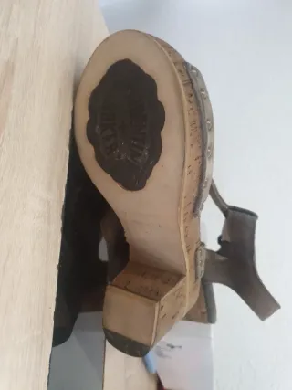 Zapatos de piel grises con tacón