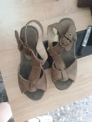 Zapatos de piel grises con tacón