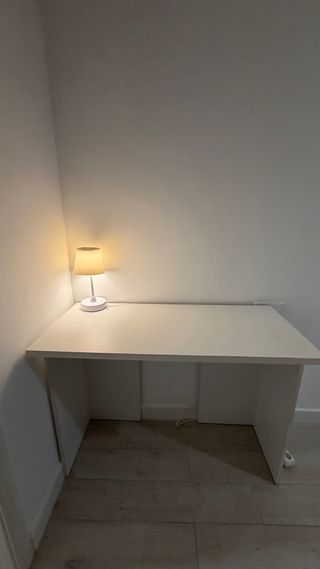Mesa blanca de madera y plástico