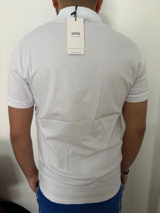 Polo Ami Paris blanco con corazón rojo