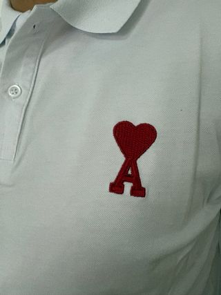 Polo Ami Paris blanco con corazón rojo