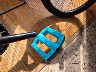 Bicicleta BMX Negra con Piezas Azules