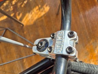 Bicicleta BMX Negra con Piezas Azules