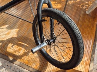 Bicicleta BMX Negra con Piezas Azules