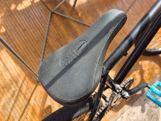 Bicicleta BMX Negra con Piezas Azules