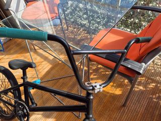 Bicicleta BMX Negra con Piezas Azules