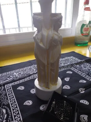 Figura Hécate Triforme y medalla plata Estrophalos