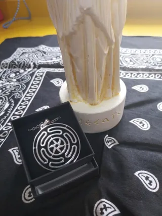 Figura Hécate Triforme y medalla plata Estrophalos