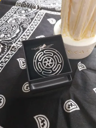 Figura Hécate Triforme y medalla plata Estrophalos