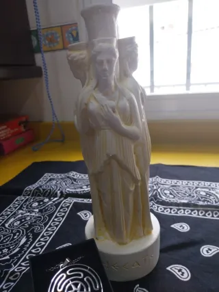 Figura Hécate Triforme y medalla plata Estrophalos