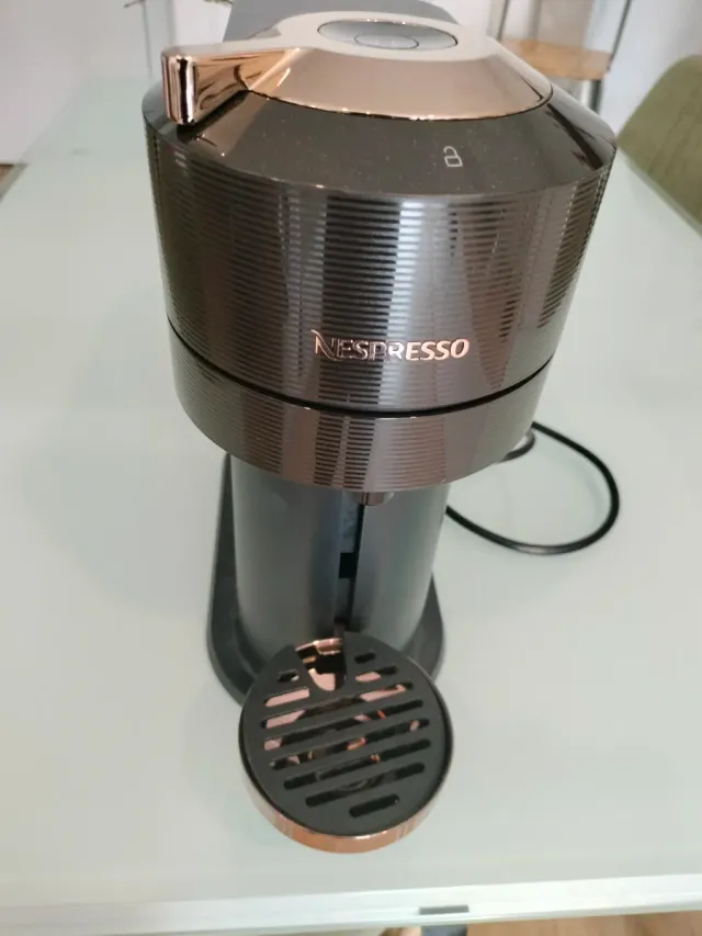 CAFETERA NESPRESSO NUEVA sin estrenar.