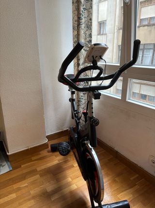Bicicleta estática negra (Recogida, Santander)