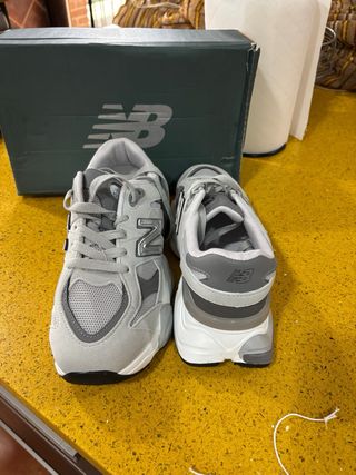 Zapatillas New Balance Grises y Blancas