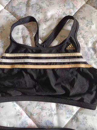 Bikini deportivo Adidas negro y dorado