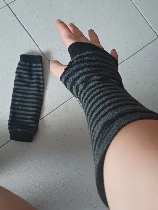 Guantes EMO a rayas grises y negros