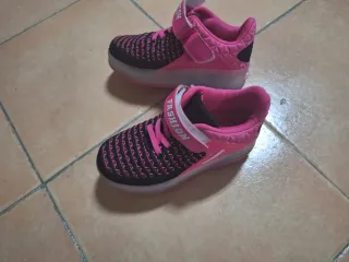 Zapatillas con ruedas rosas y negras
