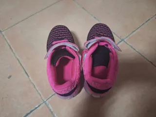 Zapatillas con ruedas rosas y negras