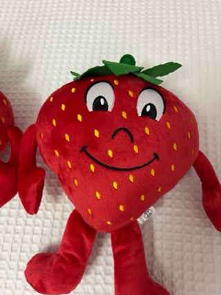 2 Peluches Fresas con Brazos y Piernas