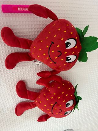 2 Peluches Fresas con Brazos y Piernas