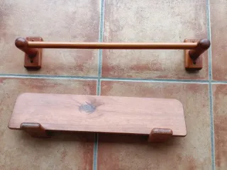 Toallero y repisa de madera