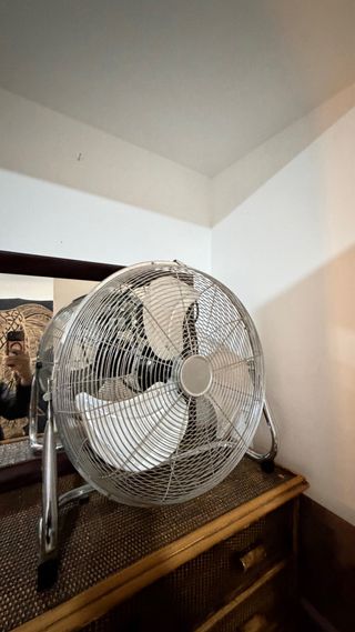 Ventilador de metal plateado