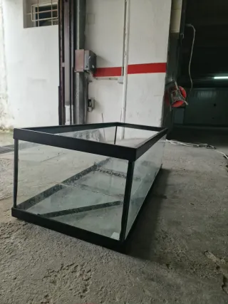 Pecera grande de cristal y metal