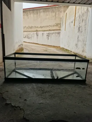 Pecera grande de cristal y metal