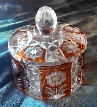 Bombonera antigua cristal tallado ámbar