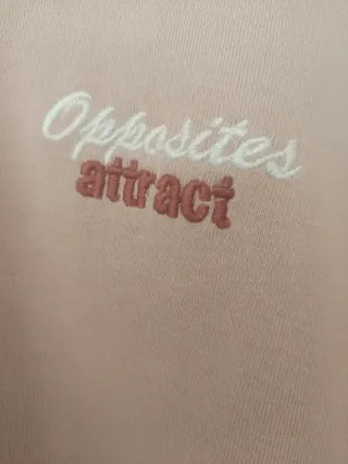 Camiseta rosa bordada Opposites attract