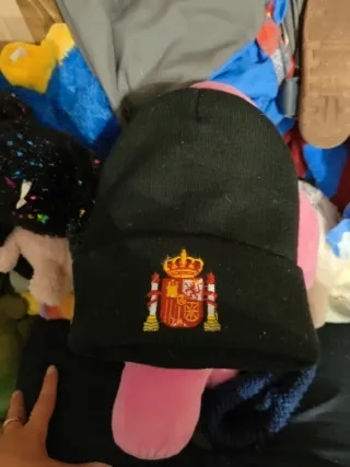 Gorro negro con escudo de España