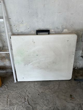 Mesa plegable blanca de plástico