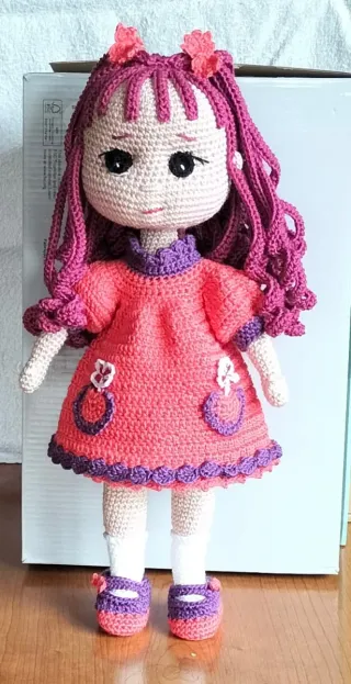 Muñeca de crochet hecha a mano