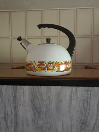 Tetera antigua decorada