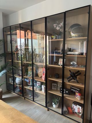 Vitrina Oxberg Madera, Cristal y Aluminio