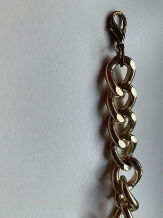 Collar dorado con abalorios azules