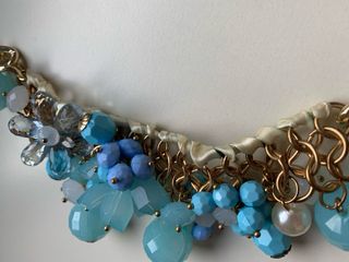 Collar dorado con abalorios azules