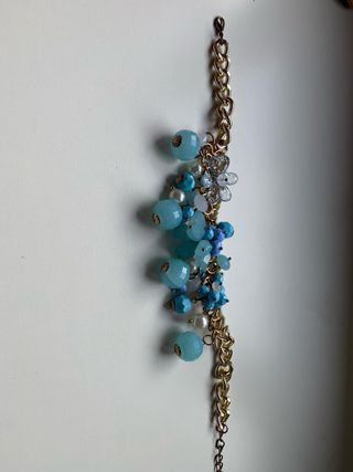 Collar dorado con abalorios azules