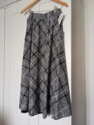 Falda de cuadros gris y negra