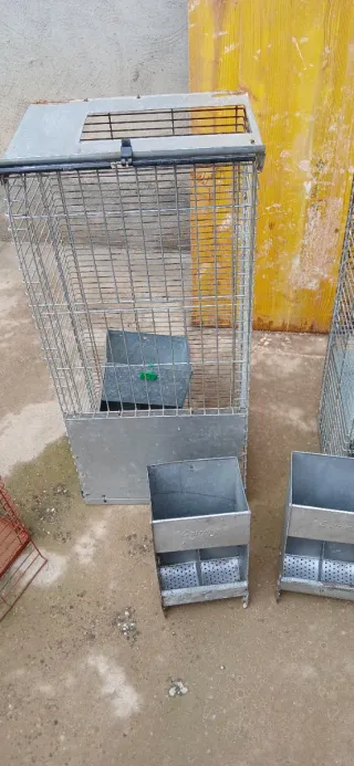 Jaulas metálicas y comederos para animales