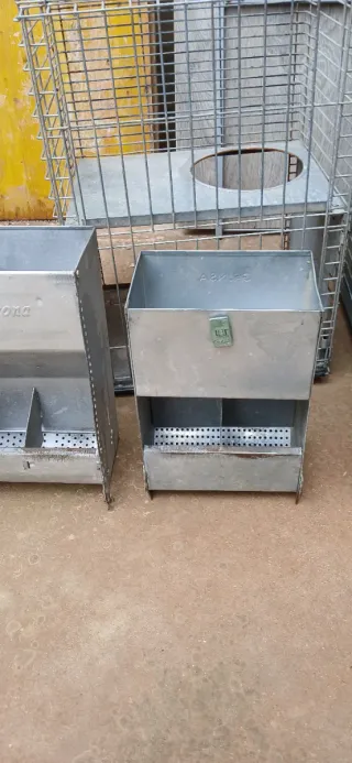 Jaulas metálicas y comederos para animales