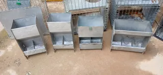 Jaulas metálicas y comederos para animales
