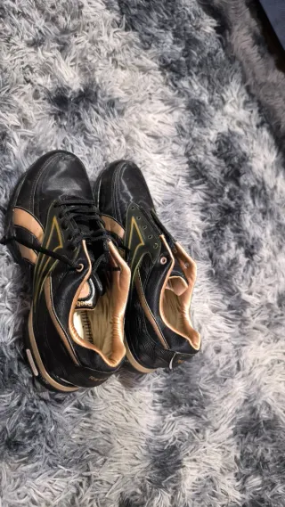 Botines y zapatillas deportivas