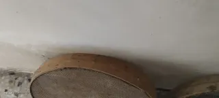 Cribas rústicas de madera y metal