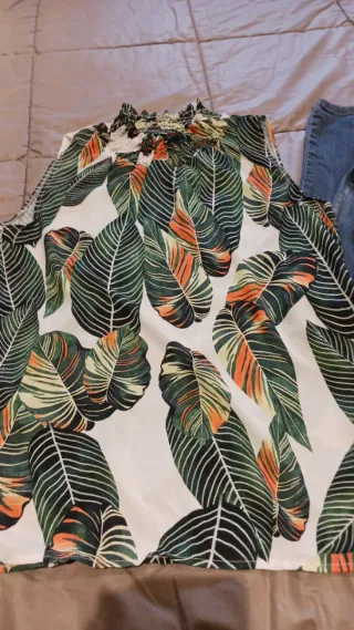 Conjunto: Pantalón vaquero y blusa estampada