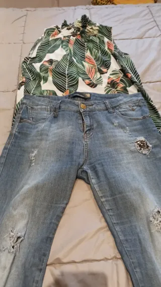 Conjunto: Pantalón vaquero y blusa estampada