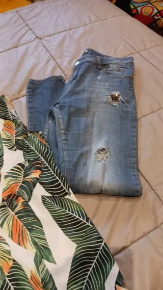 Conjunto: Pantalón vaquero y blusa estampada