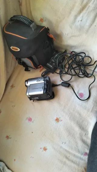 Videocámara Sony Handycam con cargador y bolsa